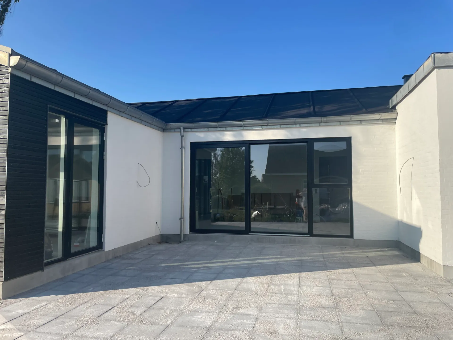 Gårdside med skydedøre efter modernisering, Brønderslev — Yderskov Arkitekter
