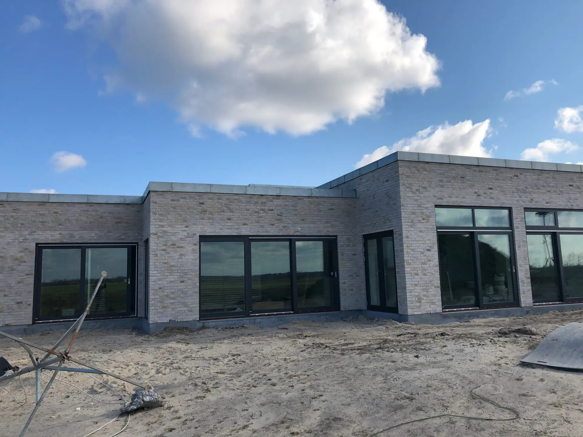 Funkisvilla med niveauforskelle, haveside, Vestbjerg — Yderskov Arkitekter