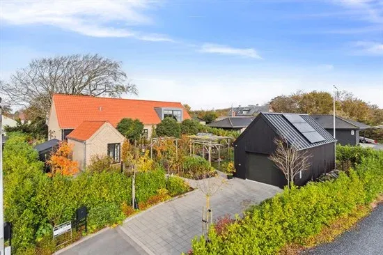 Indkørsel til klassisk villa i Hjørring — Arkitekttegnestuen Yderskov