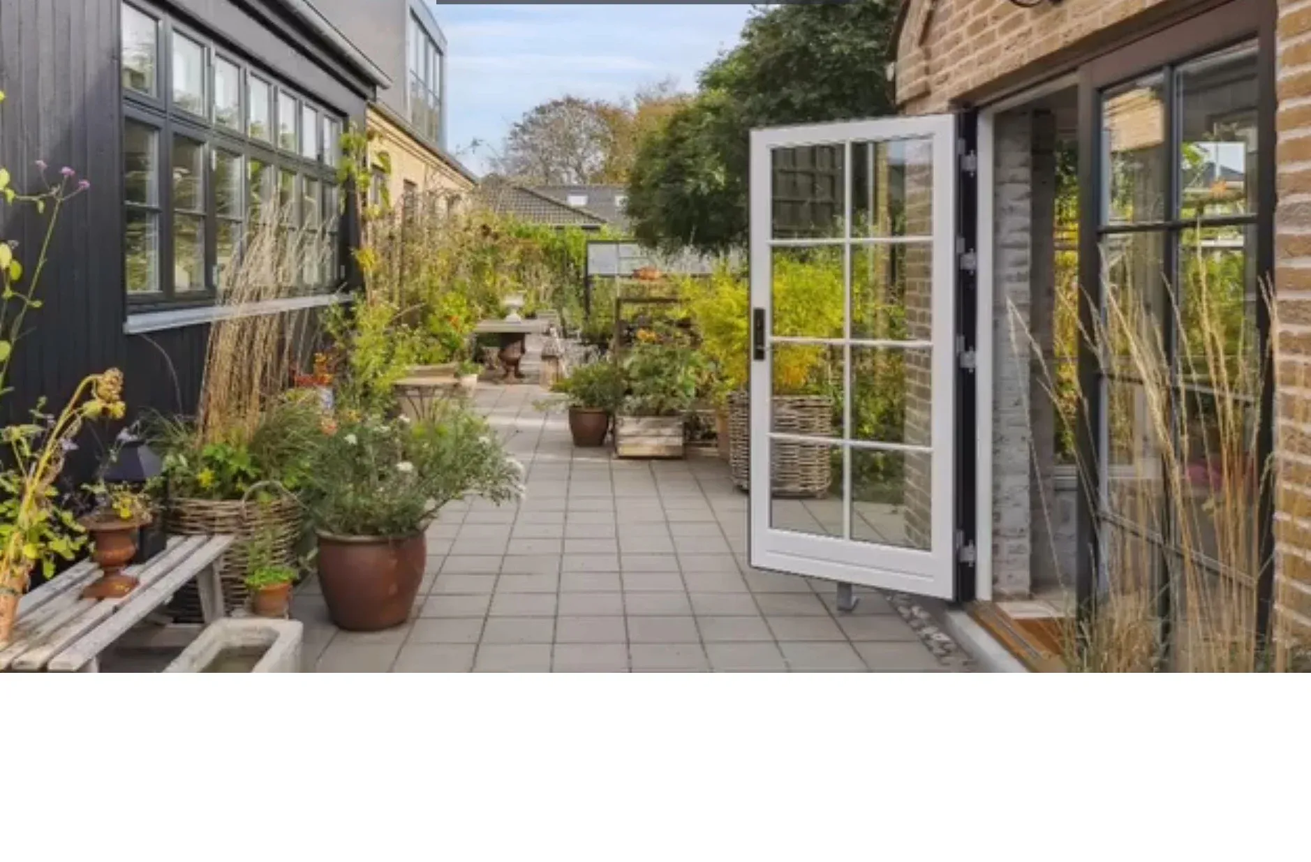 Gårdmiljø ved klassisk villa i Hjørring — Arkitekttegnestuen Yderskov