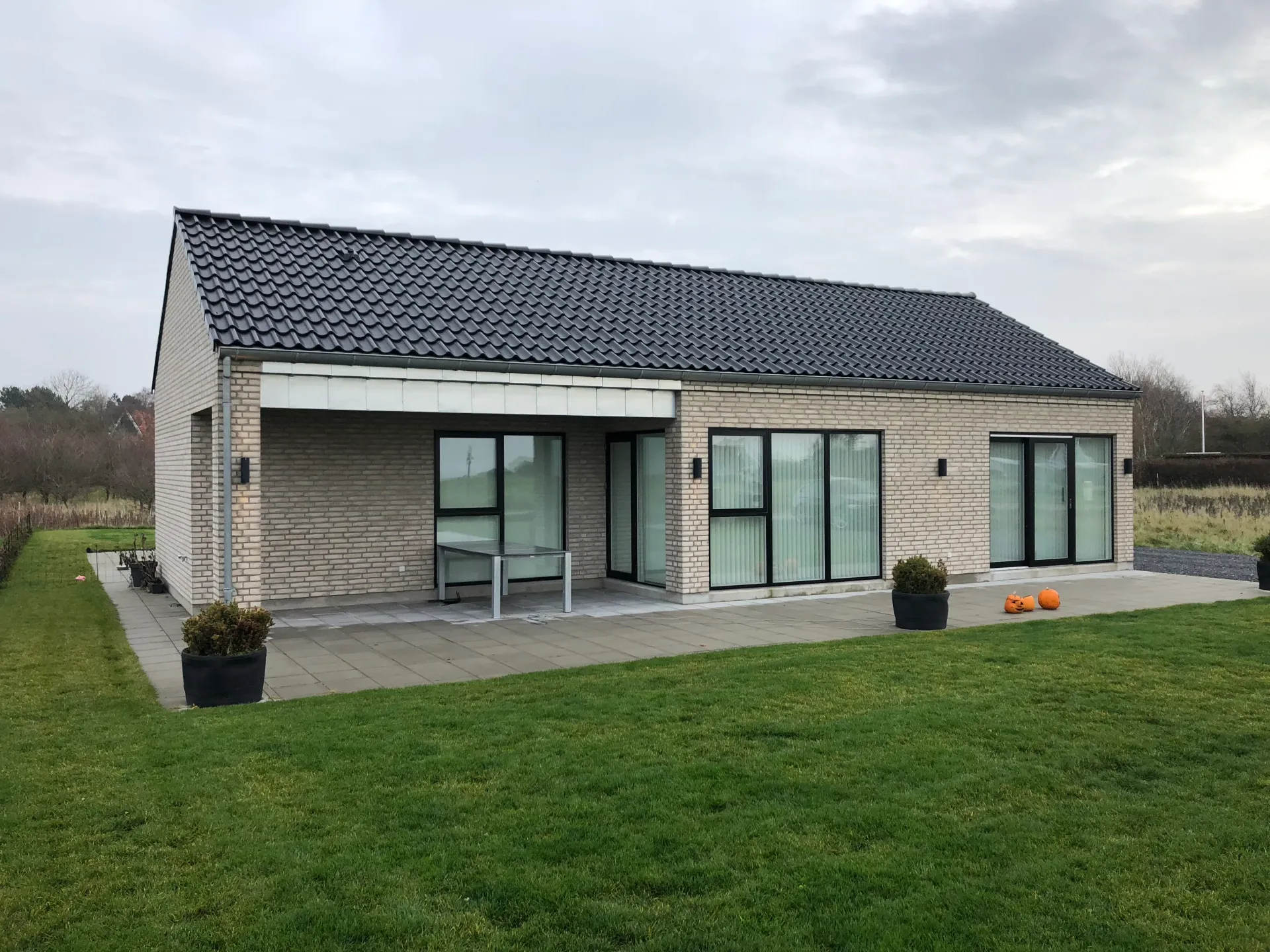 Nybygget arkitekttegnet villa med flot have på Gjøl — Arkitekttegnestuen Yderskov