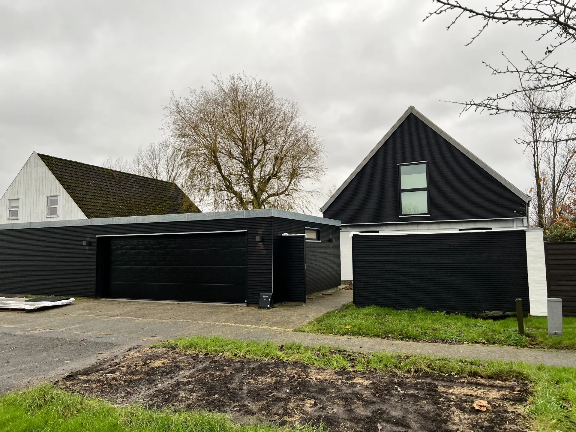 Vejside efter ombygning af 70er-villa i Hasseris i Aalborg — Arkitekttegnestuen Yderskov