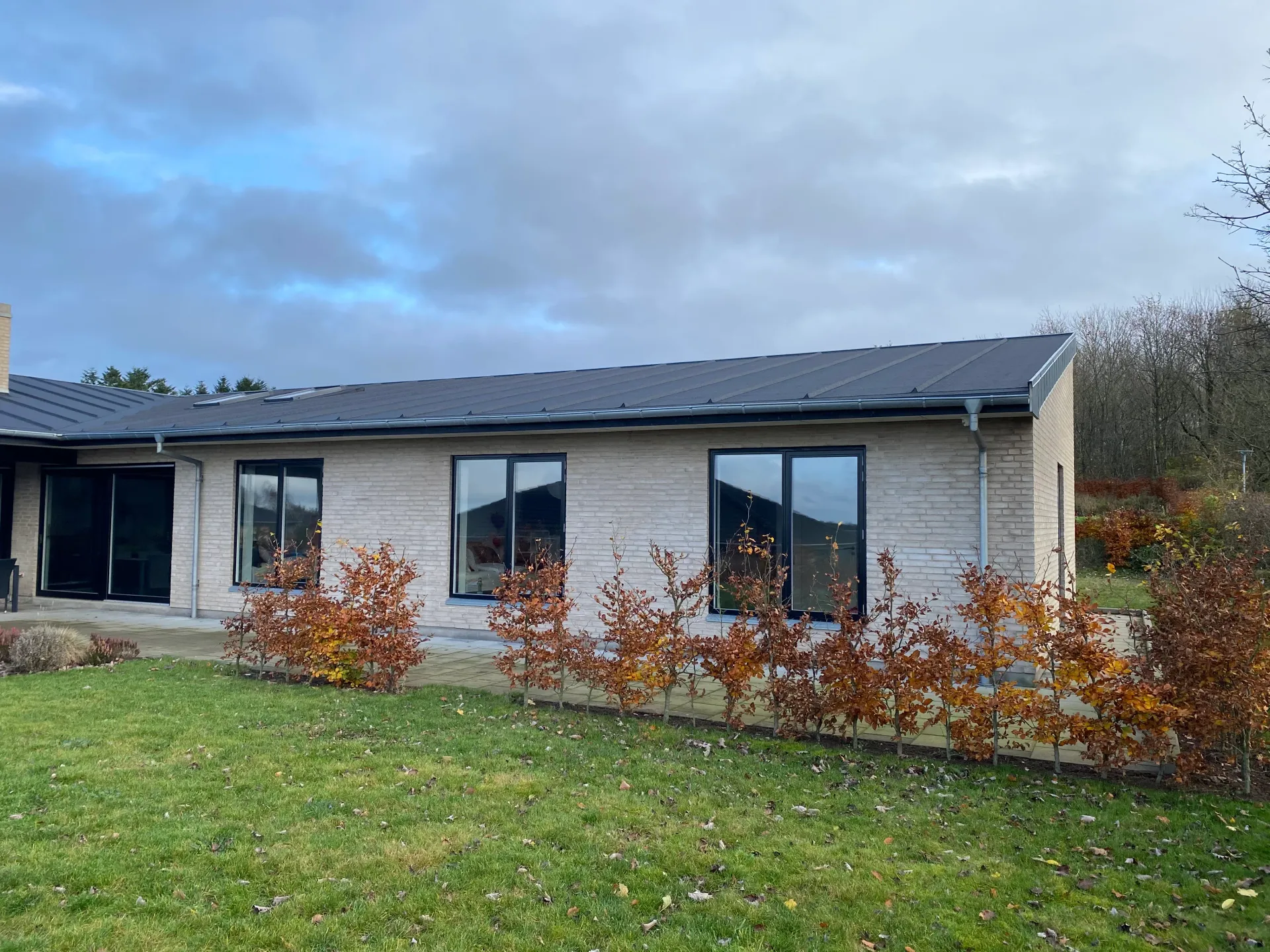 Værelsesfløj på villa med ensidig taghældning, Vestbjerg — Arkitekttegnestuen Yderskov
