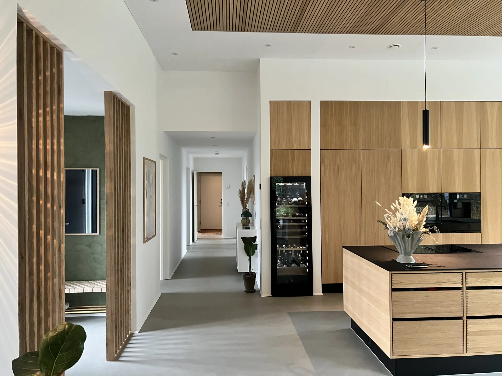 Gang med ovenlys, Sæby — Arkitekttegnestuen Yderskov