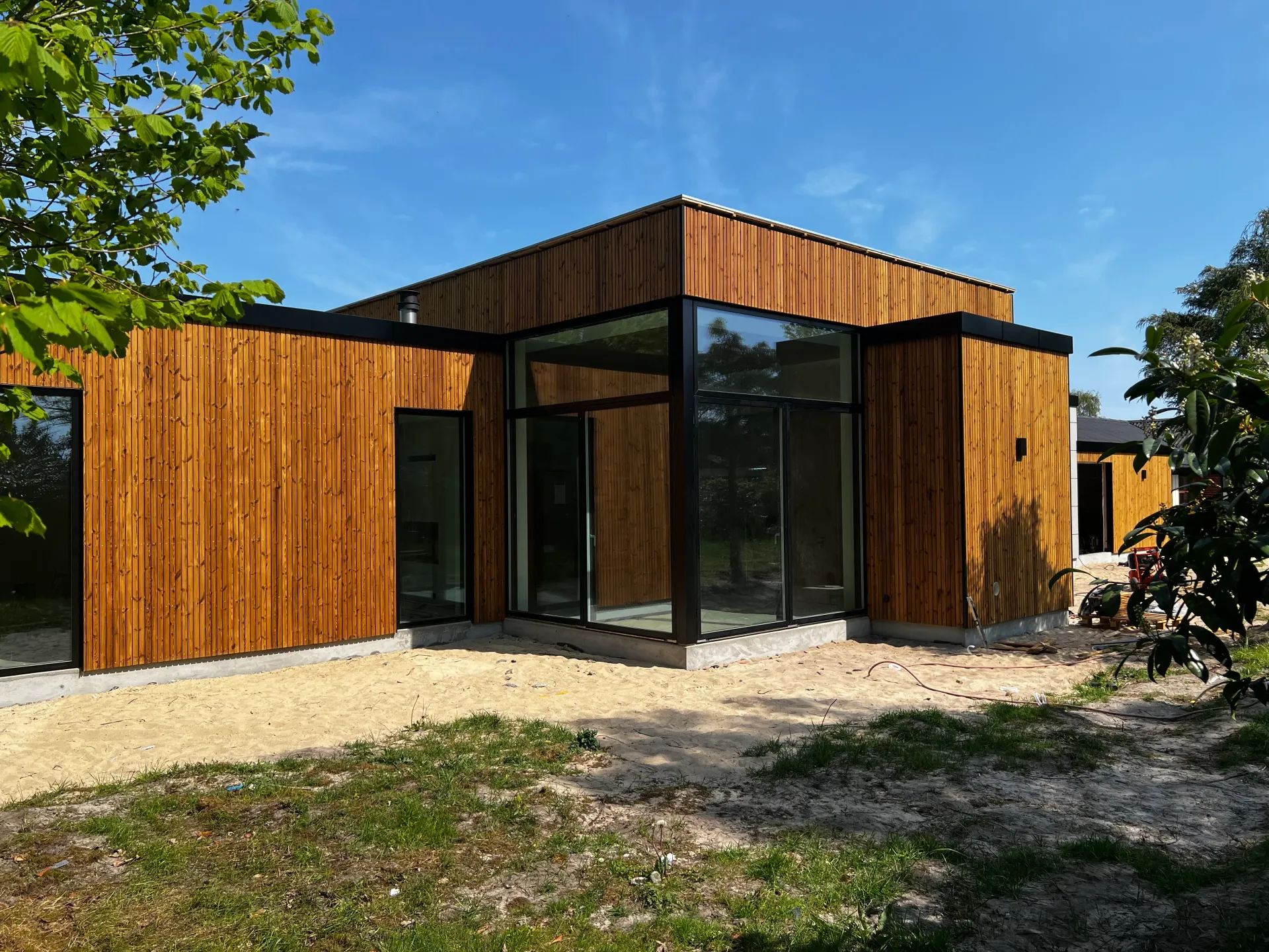 Haveside på moderne arkitekttegnet funkisvilla i Sæby — Arkitekttegnestuen Yderskov