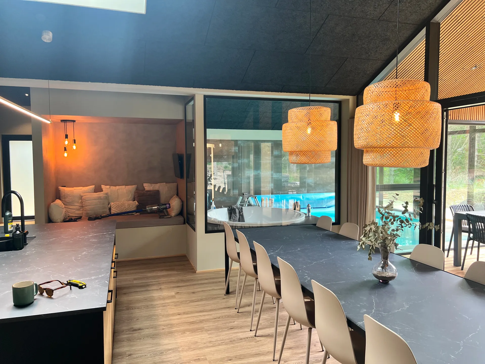 Køkken, spiseplads og alkove i poolhus — Arkitekttegnestuen Yderskov