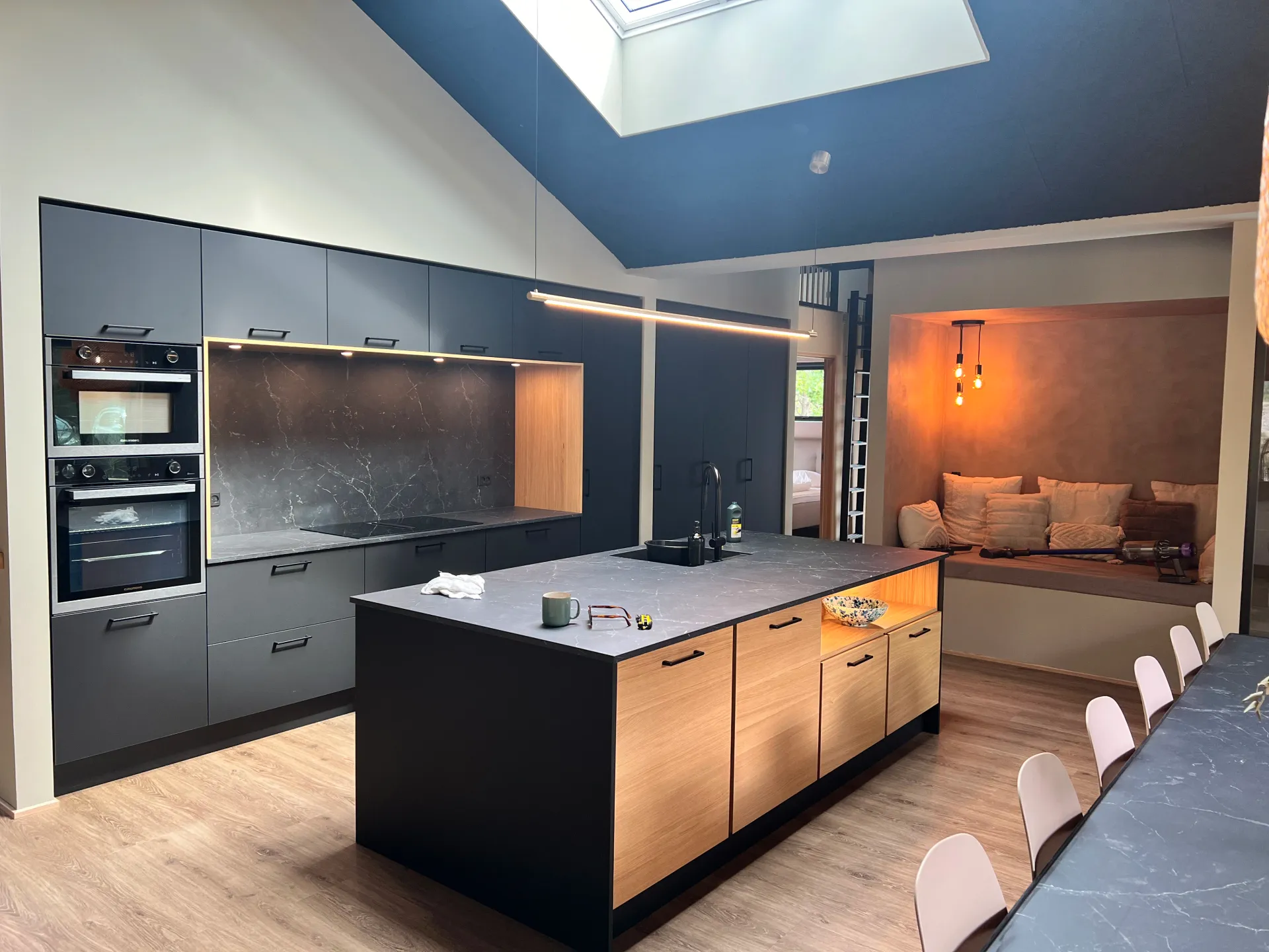 Moderne køkken med ø i poolhus — Arkitekttegnestuen Yderskov