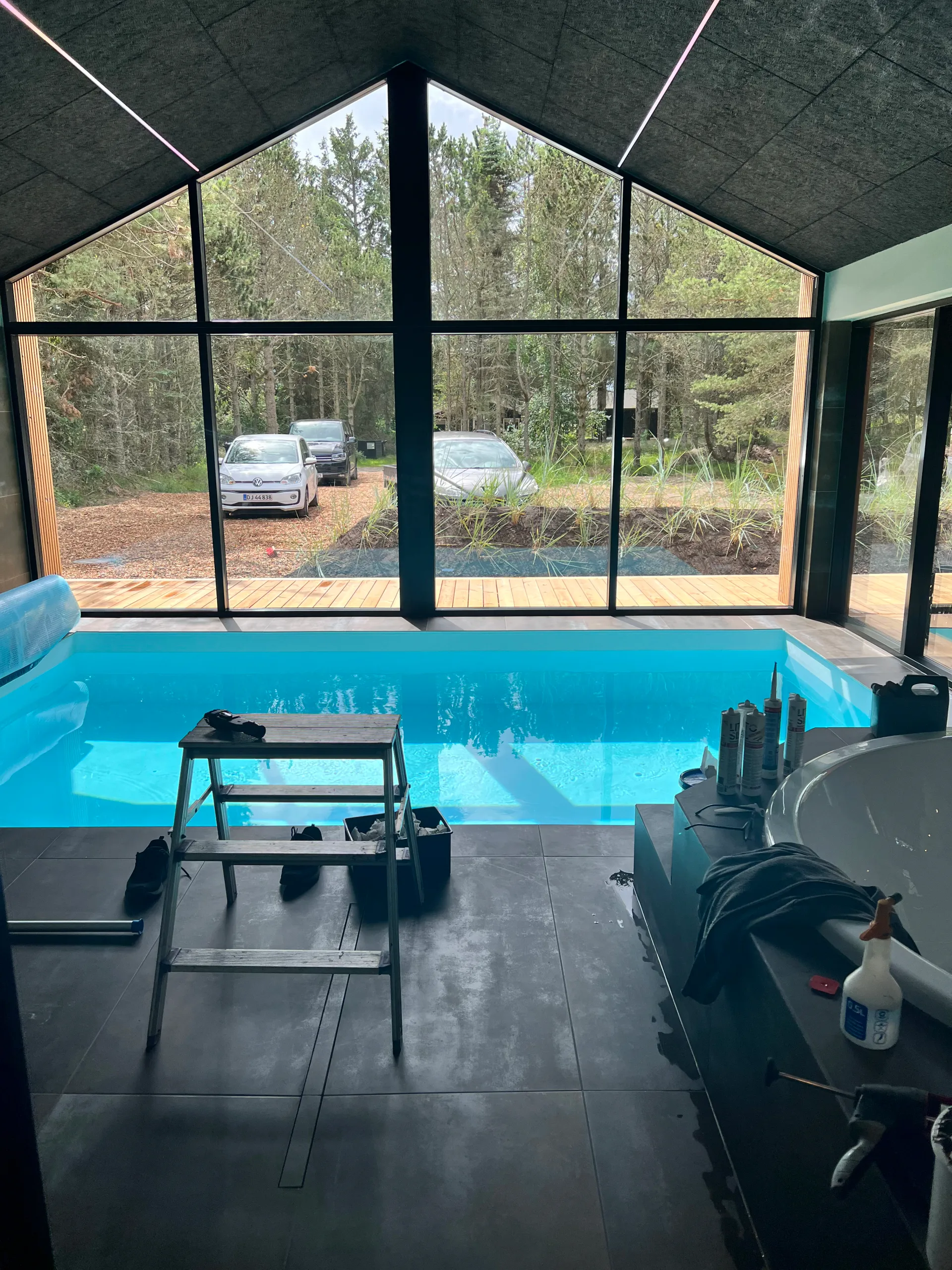Indendørs swimmingpool i arkitekttegnet luksussommerhus i Ålbæk — Arkitekttegnestuen Yderskov