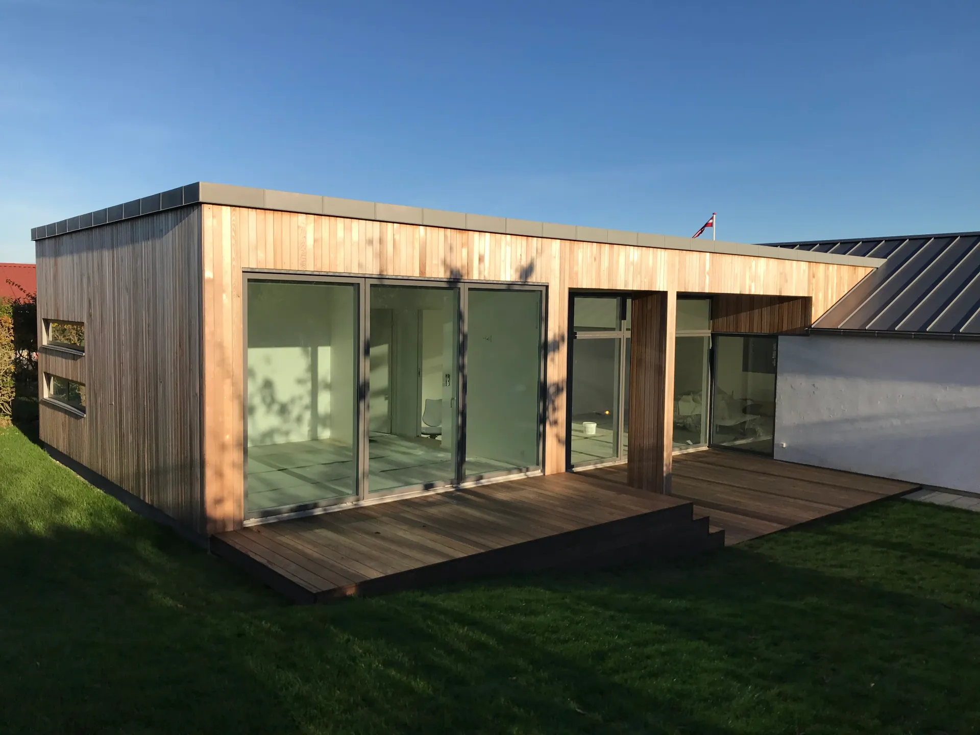 Terrasse and plæne ved tilbygning i Aalborg — Arkitekttegnestuen Yderskov