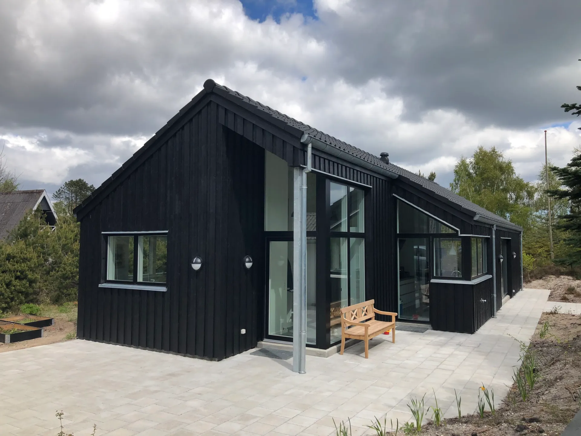 Indgangsparti med træbeklædning på arkitekttegnet sommerhus i Hals — Arkitekttegnestuen Yderskov