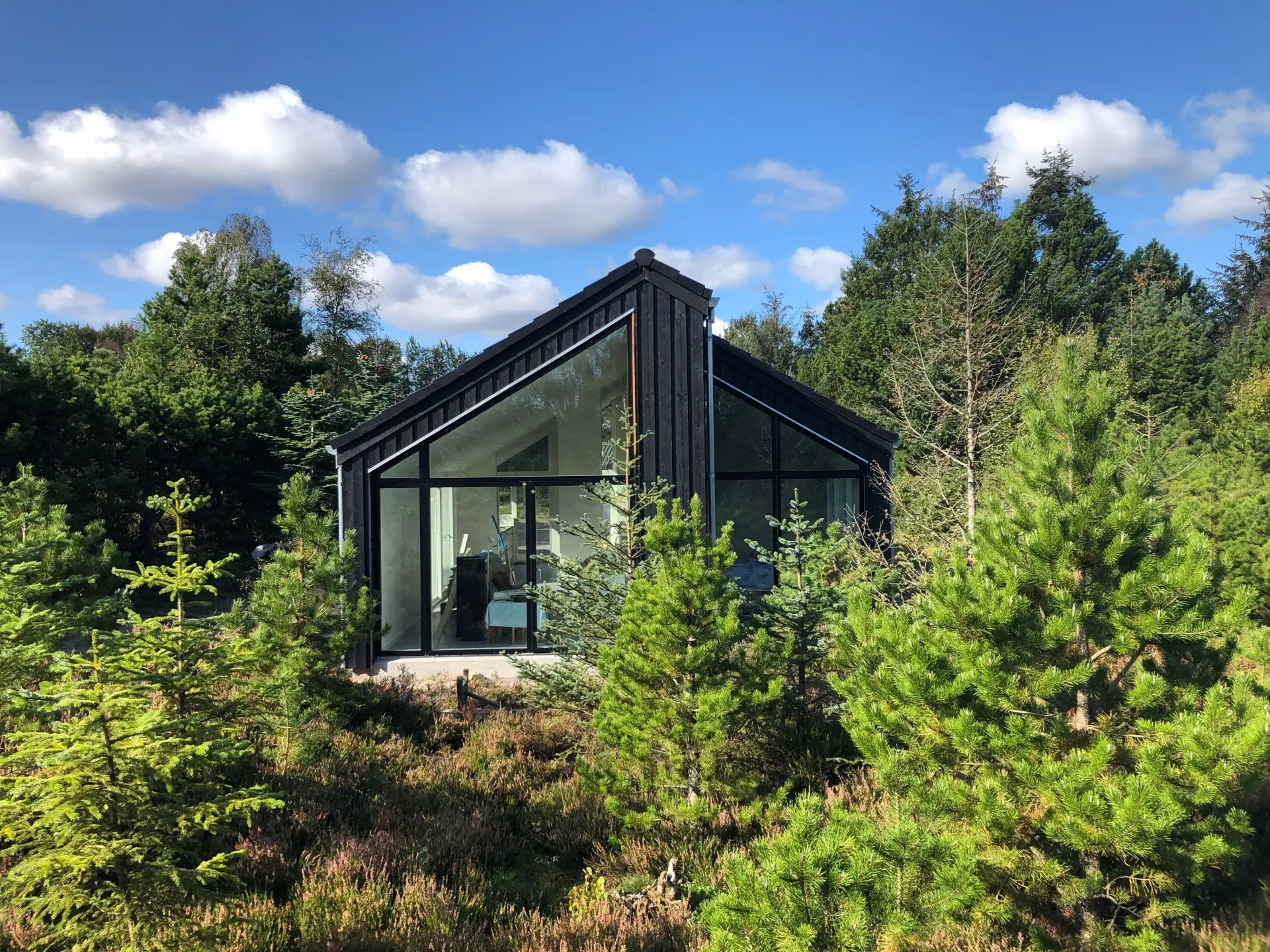 Træterrasse ved moderne, arkitekttegnet sommerhus i Hals — Arkitekttegnestuen Yderskov